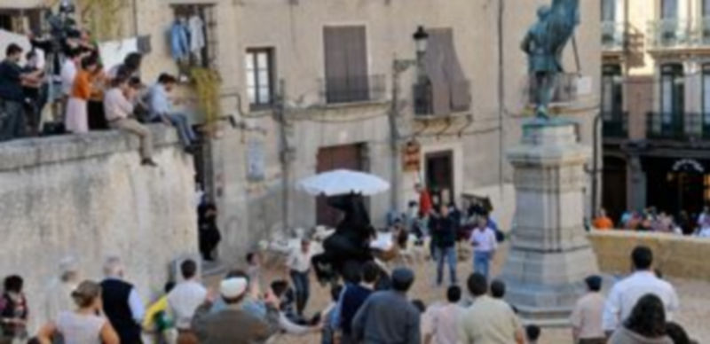 Técnicos y actores del equipo preparan una de las escenas del rodaje.