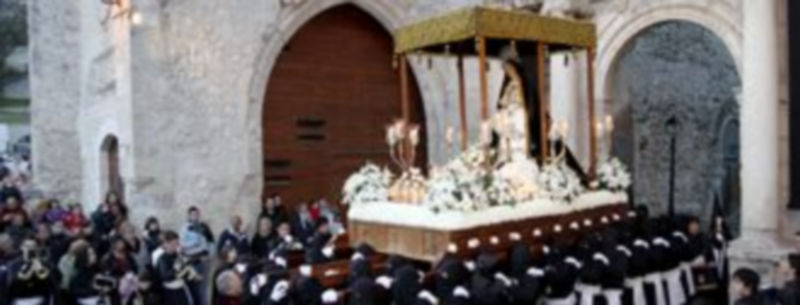 La imagen de La Soledad portada en andas por 36 de sus cofrades a la salida de San Francisco. /Gabriel Gómez