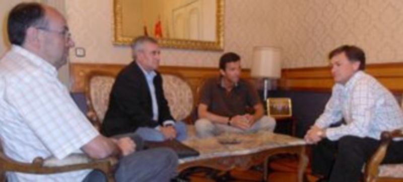 El presidente de la Diputación Francisco Vázquez charla con los miembros de la Junta Directiva de la APIC. / El Adelantado.