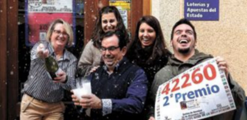 Vecinos de Aranda brindan con cava a las puertas de Lotería Mayte