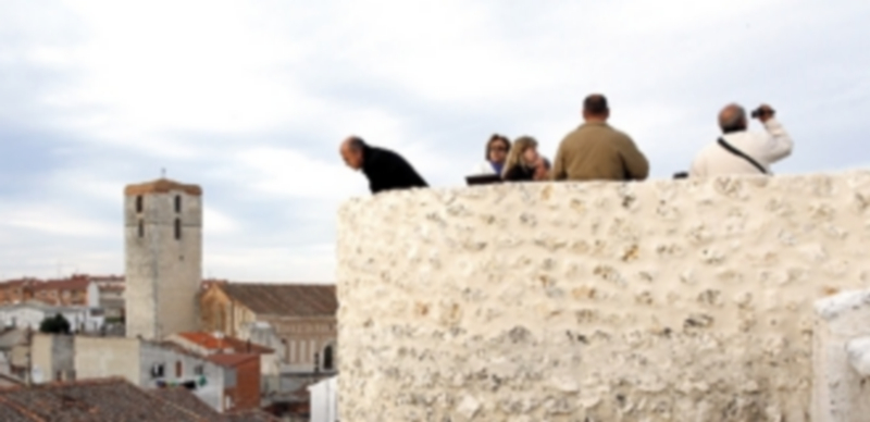 El adarve de la muralla ha sido el recurso turístico de la villa más visitado en 2013. / Gabriel Gómez