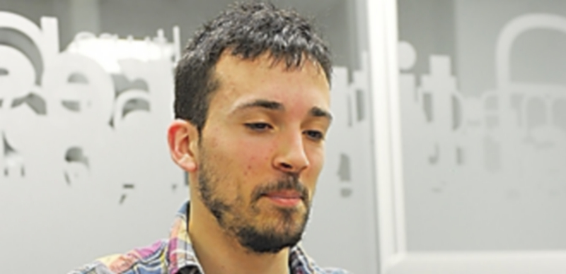 Alberto Acebes prepara sus proyectos teóricos en el portátil. / Kamarero