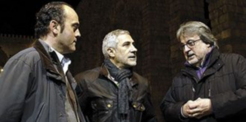 José Angel Frías y José María González flanquean a Llamazares en el Acueducto./J.M.