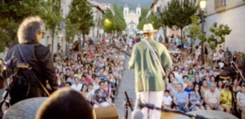 La zona de la Puerta de la Reina llena de gente escuchando a Solomon Hick y sus músicos en ‘La Granjazz’. / foto: Gran Angular
