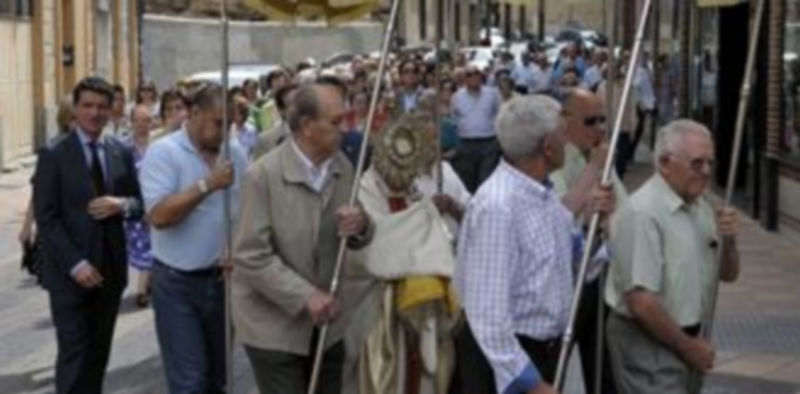 Imagen de la procesión en las fiestas de la Catorcenilla del barrio de Santa Eulalia del año pasado. / Alberto Benavente