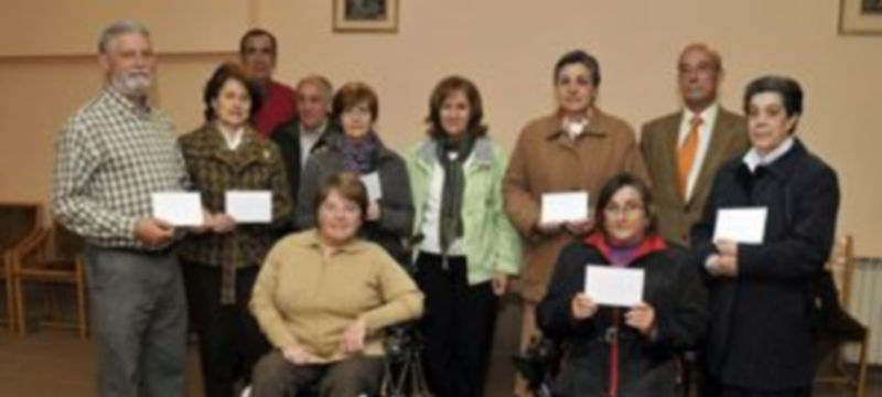 Los representantes de las oenegés que recibieron las ayudas muestran los cheques junto a los responsables de la Asociación de Clientes Solidarios. / Juan Martín