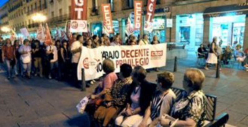 Un grupo de mujeres observa el paso de los manifestantes en la avenida de Fernández Ladreda. / Juan Martín.