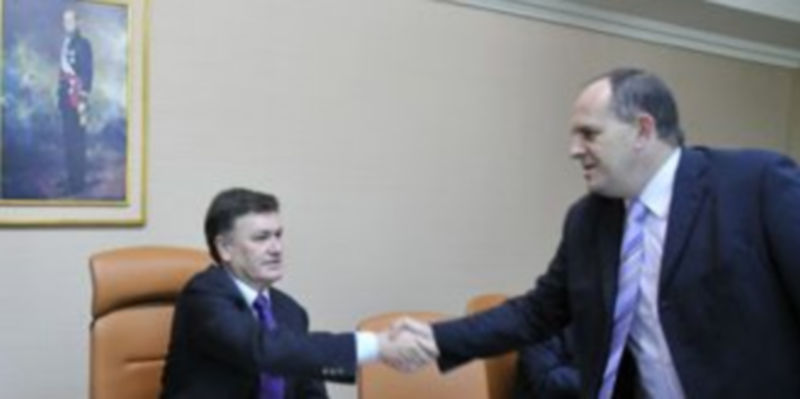 Imagen de archivo en la que Aceves saluda al presidente de la Diputación. / J. Martín.