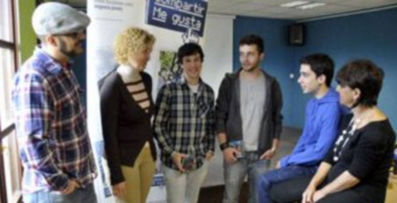 Las concejalas Lirio Martín y Claudia de Santos conversan con los artistas premiados. / Juan Martín