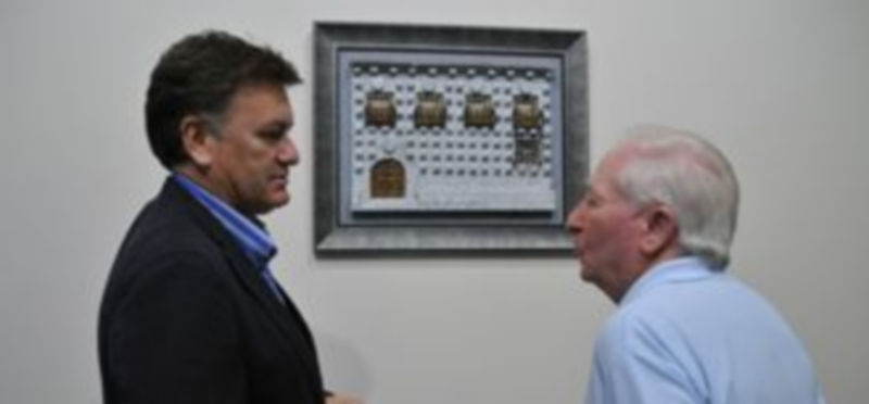 Francisco Vázquez y José Fernández Martín ayer en la presentación de la obra en el zaguán de la Diputación. / Juan Martín