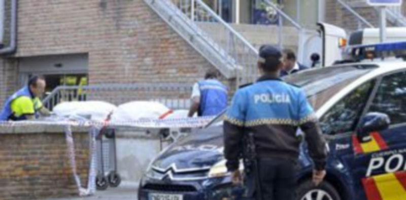 Momento en el que el cadáver es retirado por los servicios funerarios en presencia de la Policía. / Juan Martín