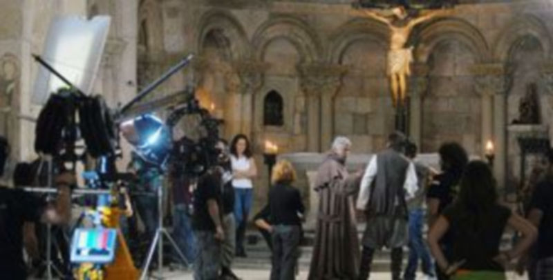 La serie de TVE “Aguila Roja” eligió la iglesia de San Millán para uno de sus primeros episodios. / Juan Martín