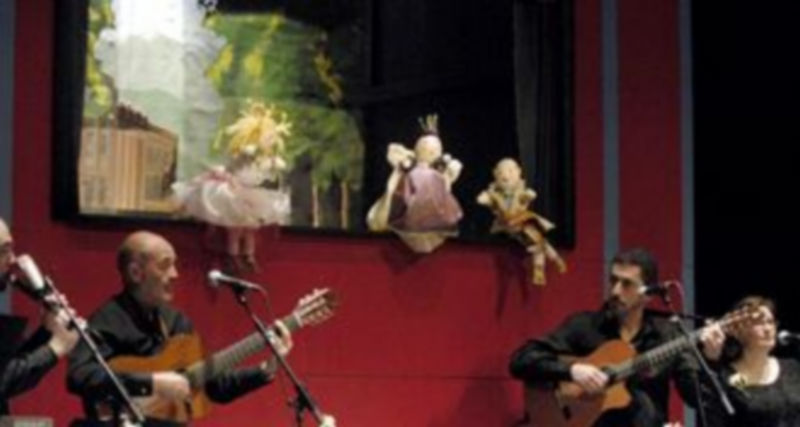 Actuación de Andanzas ante el guiñol ‘El sargentillo valiente’. / A. Benavente