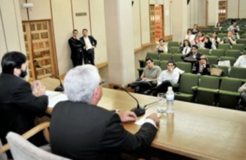Momento en el que Agustín García (izq.) y Jesús Nieto daban por inaugurado el seminario sobre redes sociales./KAMARERO
