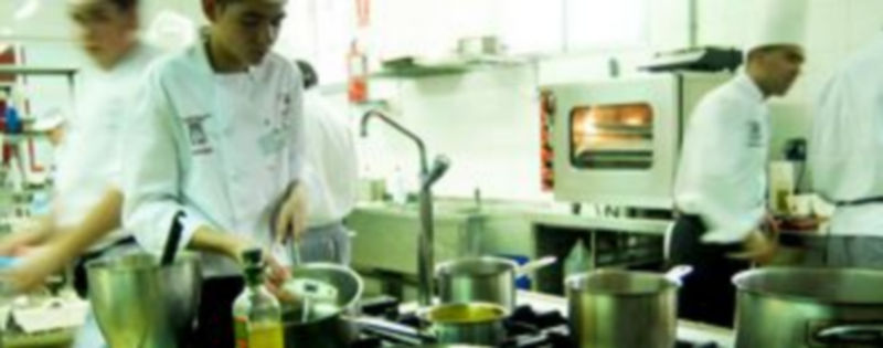 Cada vez es mayor el interés del público en general por todo cuanto gira alrededor de la gastronomía. / Kamarero