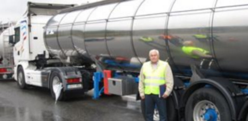 Los dos camiones se encuentran junto al peaje de San Rafael./ P. Merino.