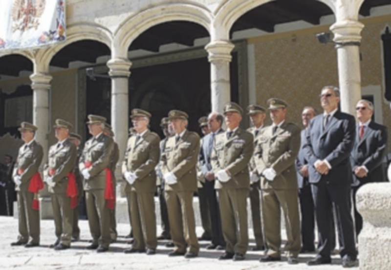 Los artilleros de la 262 promoción vivieron ayer una intensa y emotiva jornada cargada de recuerdos en la conmemoración del 40 aniversario de su salida de la Academia de Artillería. /FOTOS: FRAN MUÑOZ