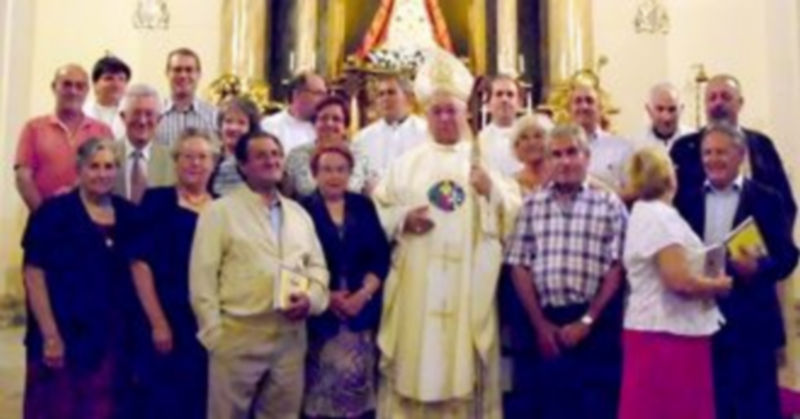 Los laicos del arciprestazgo de Sepúlveda - Pedraza posan junto al Obispo. / E.A.