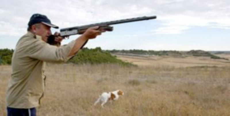 Un cazador se dispone a disparar su arma