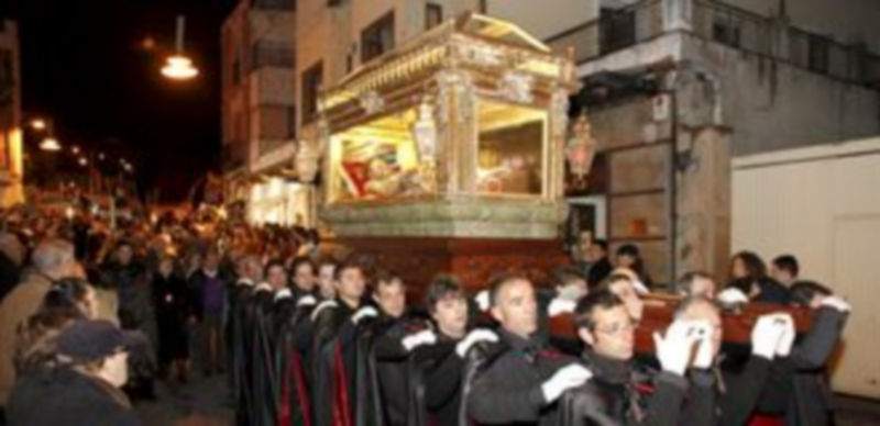 El nuevo trono del Cristo Yacente con 26 portadores fue una de las principales novedades del desfile. / Gabriel Gómez