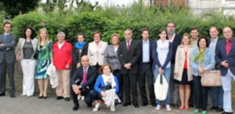 Los segovianos residentes en Bruselas que participaron en el homenaje a Elena García Gil y Juana Borrego (en el centro de la fotografía). / El Adelantado