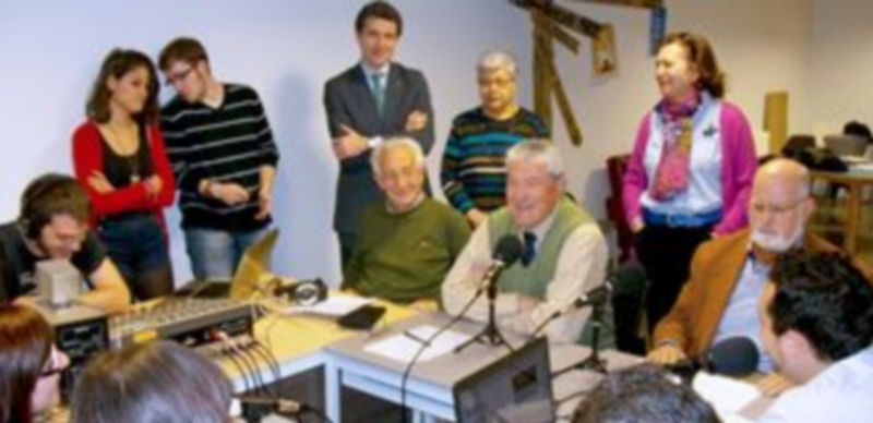 Los Eméritos retoman el programa radiofónico ‘Generaciones en sintonía’ desde el campus María Zambrano 1 Fotografía de los participantes durante la emisión del programa desdel el campus segoviano. / El Adelantado