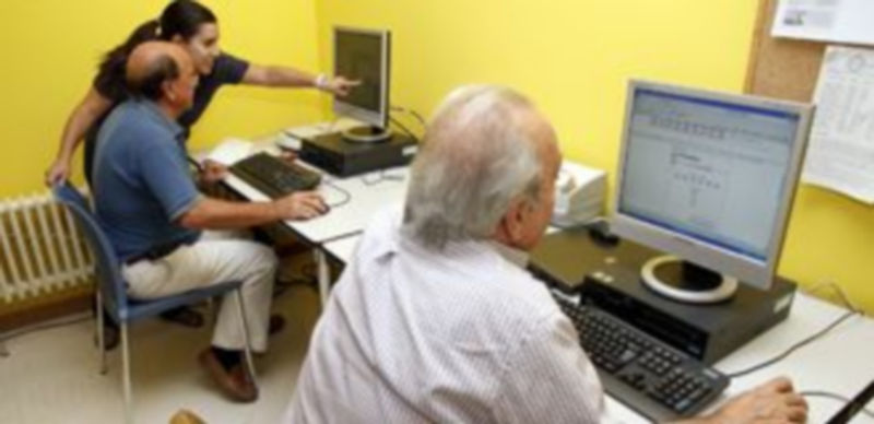 El Centro de Día programa nuevos proyectos de participación social 1 Aula de informática del Centro de Día de Personas Mayores del municipio. / Gabriel Gómez
