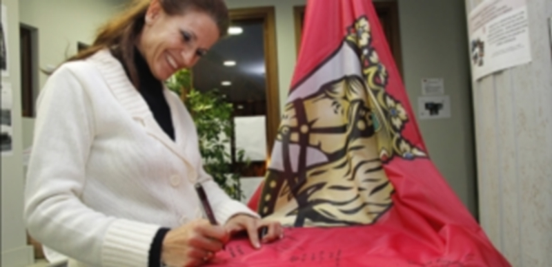 Los vecinos pueden firmar la bandera que se regalará hasta el 4 de diciembre en Alfonsa de la Torre. / Gabriel Gómez