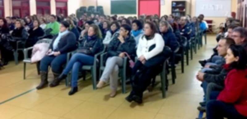 Más de un centenar de padres asistieron a la última asamblea celebra en el colegio Santa Clara. / El Adelantado