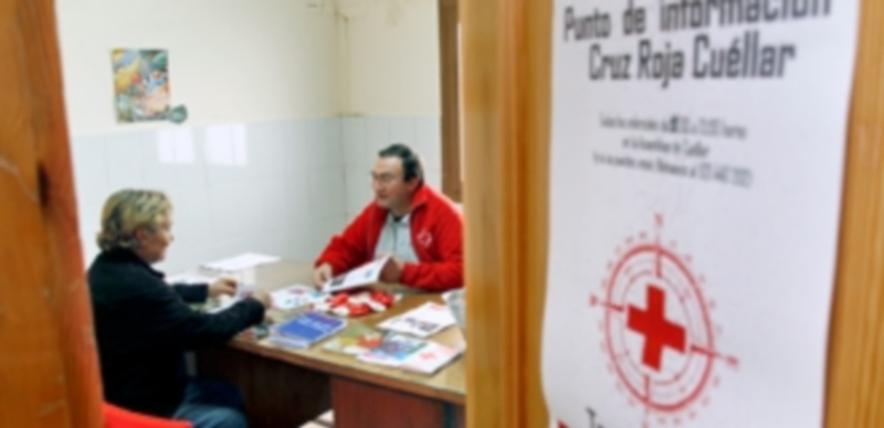 Voluntarios en una de las jornadas de apertura del centro de Cruz Roja en el municipio. / Gabriel Gómez