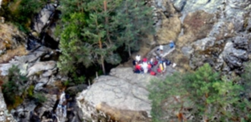 El equipo de rescate de la Junta mientras atendía a los dos heridos en el parque recreativo ‘El Chorro’. / JCVL
