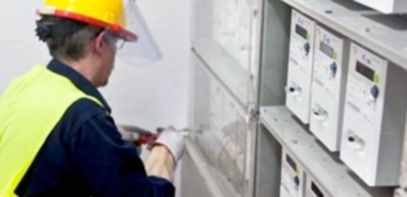 Un operario instala uno de los contadores inteligentes de Unión Fenosa Distribución en un edificio de Segovia. / E. A.