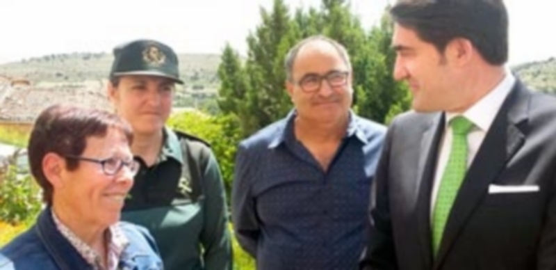Suárez-Quiñones (der.) durante su visita a Valdevacas de Montejo en el día de ayer. / El Adelantado