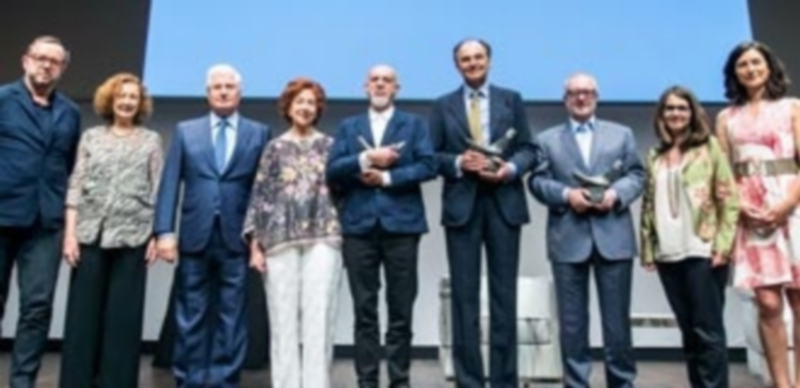 Carlos León (en el centro)