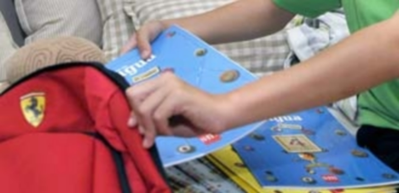 El programa de reutilización de libros ayuda a las familias a preparar la mochila escolar ahorrando gastos. / A. Benavente