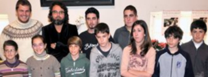 Foto de los ganadores del IX Certamen de Poesía “Huerta de San Lorenzo que acudieron a recibir los premios./A. Benavente