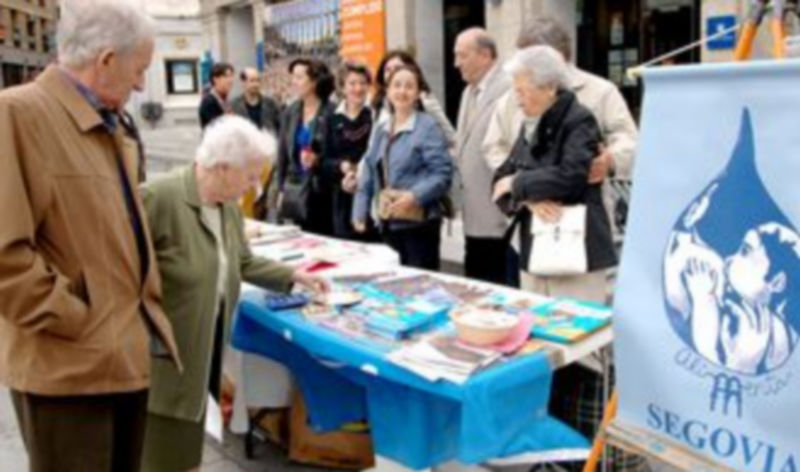 Numerosos segovianos se acercaron a la mesa informativa instalada en la jornada de ayer en el Azoguejo. / Alberto Benavente