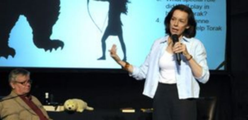 Michelle Paver y Fitch O´Connell durante la conversación mantenida acerca de su obra literaria. / Alberto Benavente