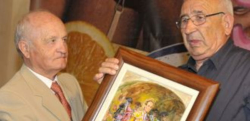 Momento del homenaje con el óleo de Lope Tablada. / Alberto Benavente