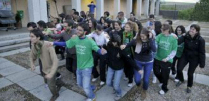 Los estudiantes reunidos anoche en la Escuela de Magisterio ensayaron las escenas que hoy representarán. / A. Benavente.