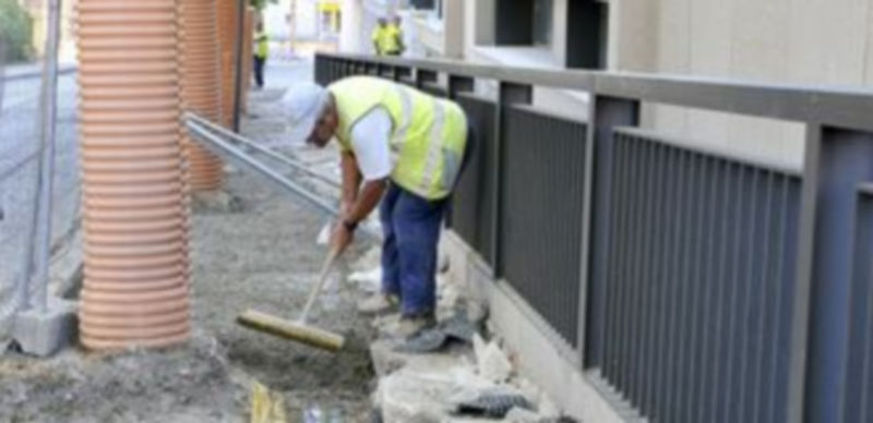 Los trabajadores de la empresa Opyser reforman las aceras de la calle Coronel Rexach. / Alberto Benavente