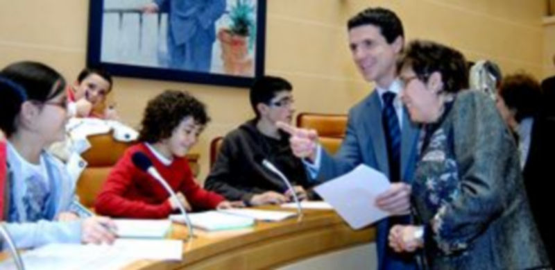 Andrés Torquemada y Blanca Valverde hablan con los escolares en los minutos previos al Consejo. /ALBERTO BENAVENTE