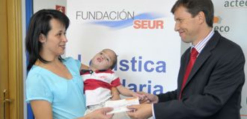 El gerente de SEUR Segovia Ricardo de Torres entregó el cheque a la madre de Javier