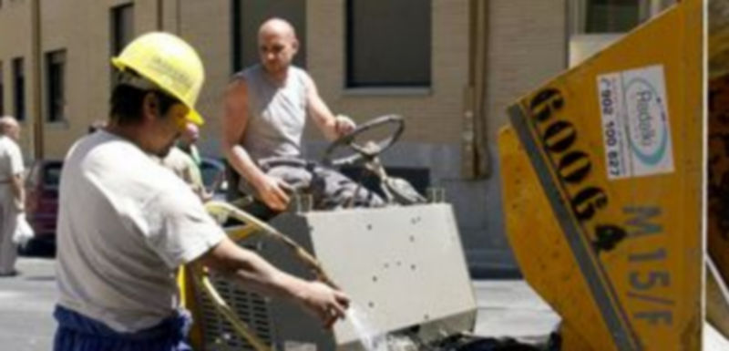 Segovia registra el mayor descenso de afiliación de extranjeros en la región 1 Dos trabajadores extranjeros en la capital segoviana en una fotografía de archivo del pasado verano. / Alberto Benavente
