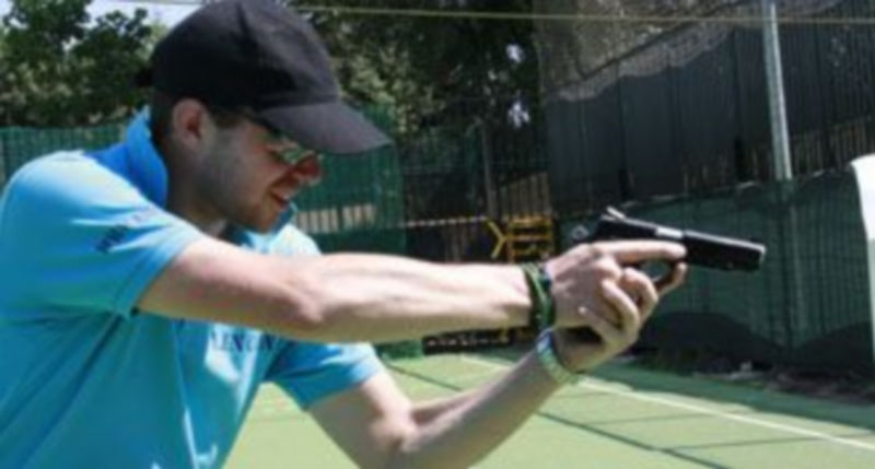 Un componente de la Asociación Segoviana de Deportes Tácticos realiza un disparo en la I Muestra de Airsoft