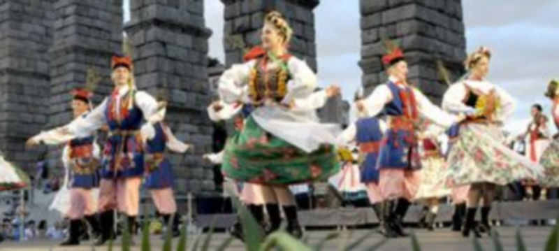 El grupo de baile polaco mostró su colorido y la vistosidad de sus trajes en el Azoguejo