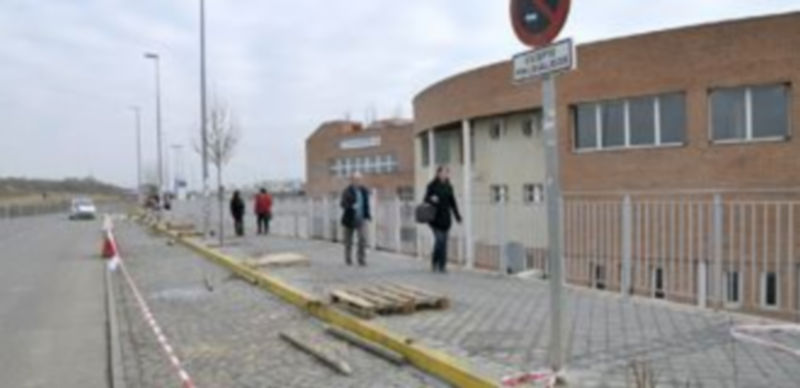 Los trabajos de plantación impidieron el uso de las zonas de estacionamiento y parada destinadas a personas con discapacidad. / Alberto Benavente