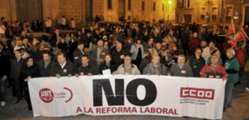 Los manifestantes se concentraron ante la sede de la Subdelegación del Gobierno de Segovia. / A. Benavente