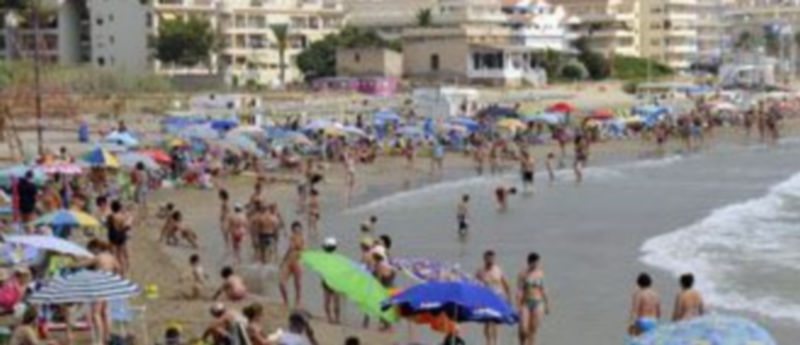 Un grupo de bañistas en la Playa El Cargador