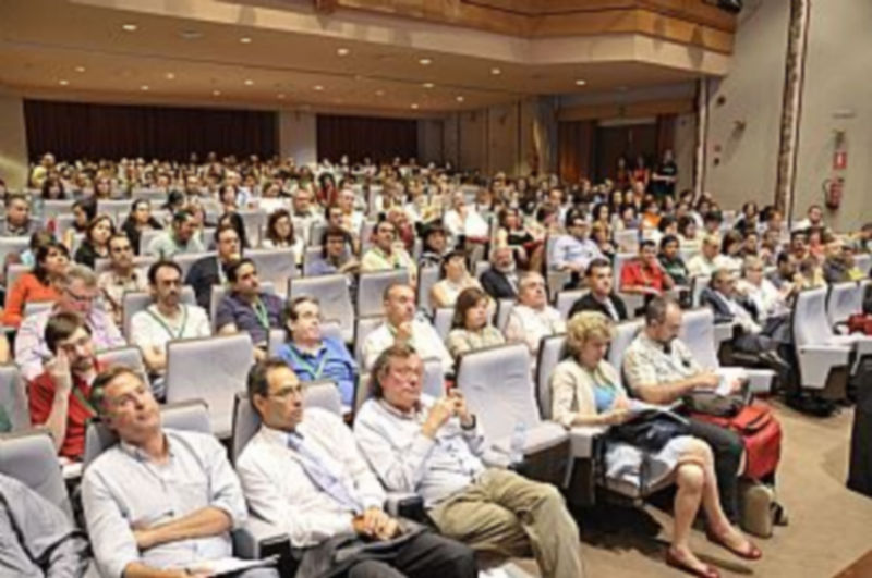 Una imagen del auditorio del Parador de Turismo en el que se celebran las sesiones estos días. / Juan Martín.